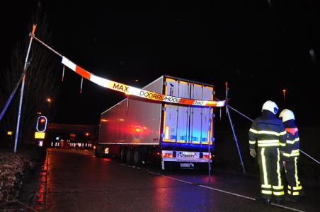 Vrachtwagen ramt brug en bord aan de Hoogeindse Rondweg Waalwijk