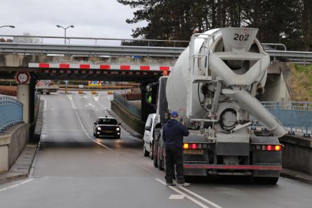 Cementwagen botst tegen waarschuwingsbalk bij berucht viaduct aan de Hertog Janstraat Waalwijk