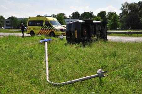 Auto op zijn kant op A59 bij Waalwijk