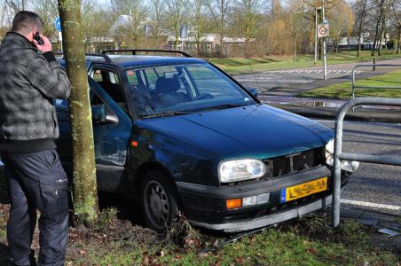 Bestuurster wijkt uit voor auto en ramt boom aan de Burg. Smeelelaan Waalwijk