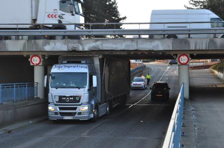 Vrachtwagen rijdt zich muurvast onder &#039;beruchte brug&#039; in Waalwijk