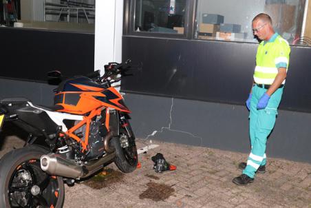 Motorrijder botst tegen bedrijfspand aan de Zanddonkweg Waalwijk