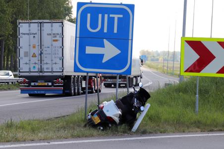 Motorrijder verliest de macht over het stuur bij afrit A59 (Maasroute) Waalwijk