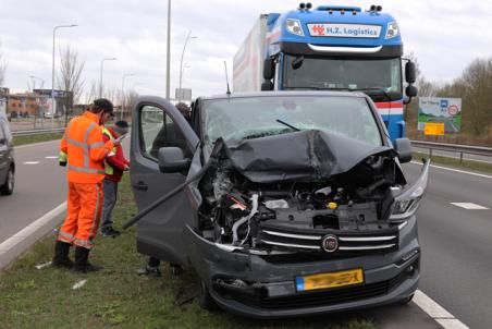 Bestelbus botst achterop vrachtwagen op de Midden-Brabantweg Waalwijk