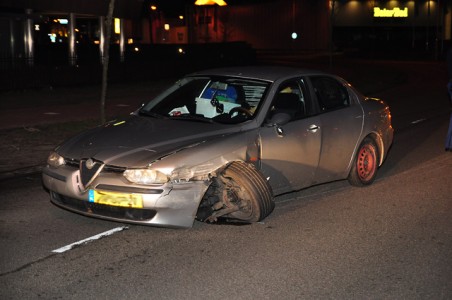 Bestuurder vlucht na aanrijding aan de Prof. Asserweg Waalwijk