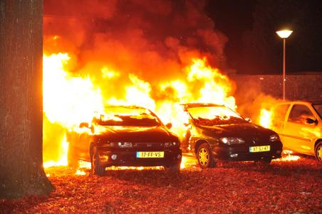 Twee auto&#039;s gaan in vlammen op aan de Van Wielesteinstraat Waalwijk