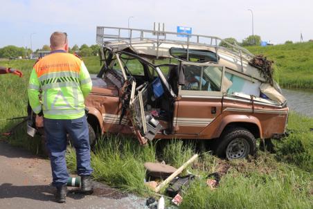 Land Rover uit 1984 total loss bij ongeval op de A59 Waalwijk