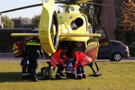 Traumahelikopter landt midden in woonwijk aan de Erve Waalwijk