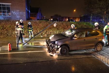 Lantaarnpaal onder auto meegesleurd bij ongeval in Waalwijk