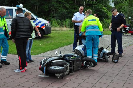 Snorscooter komt in botsing met scootmobiel aan de Burgemeester van der Klokkenlaan Waalwijk