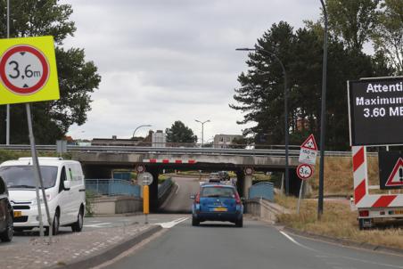 Waarschuwingsbalken bij viaduct tijdelijk verwijderd door Rijkswaterstaat aan de Hertog Janstraat Waalwijk