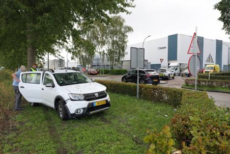 Drie auto's betrokken bij aanrijding Taxandriaweg: Bestuurder eindigt in de bosjes