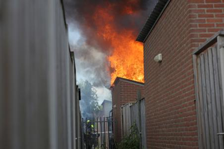 Schuurbrand aan de Erve in Waalwijk zorgt voor flinke rookontwikkeling
