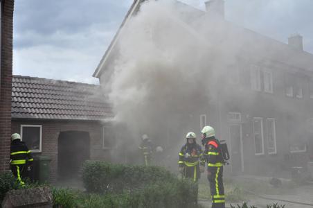 Veel rookontwikkeling door schuurbrand in Waalwijk
