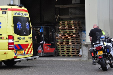 Man gewond door ongeval met heftruck aan de Vijzelweg Waalwijk