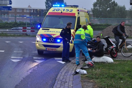 Aanrijding tussen auto en scooter aan de Sluisweg Waalwijk