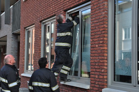 Buitensluiting en pannen op het vuur aan de Grotestraat Waalwijk