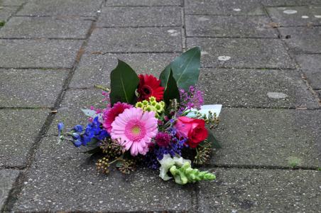Inwoners van Waalwijk vinden bloemstukjes op straat