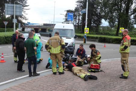 Motorrijder raakt gewond bij botsing met bestelbus op rotonde aan de Hertog Janstraat Waalwijk