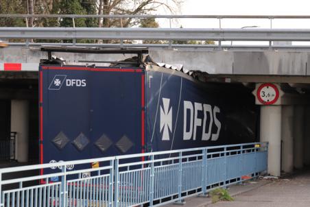 Vrachtwagen staat muur vast onder het berucht viaduct aan de Hertog Janstraat Waalwijk