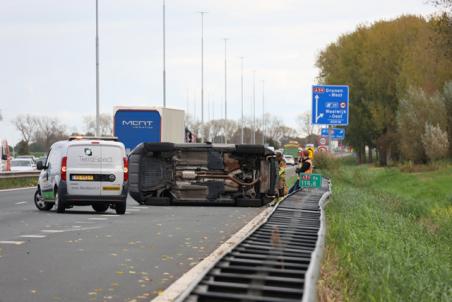 Auto belandt op zijkant na ongeval op A59 (Maasroute) Waalwijk