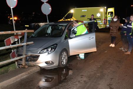 Man botst met auto tegen brug aan op de Valkenvoortweg Waalwijk