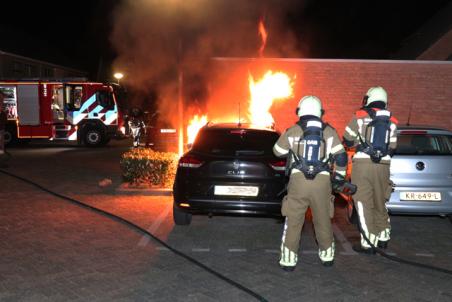 Auto gaat in vlammen op aan de Rossinistraat Waalwijk