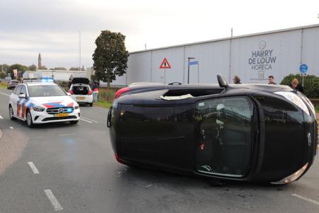Auto op zijn kant na ongeval op kruising aan de Pakketweg Waalwijk