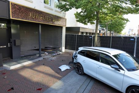 Ramkraak bij juwelier Puur in Waalwijk: gestolen auto achtergelaten
