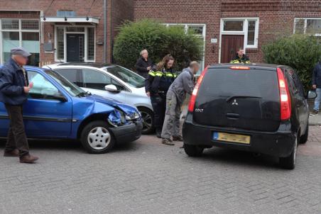 Twee auto’s botsen op elkaar aan de St. Antoniusstraat Waalwijk