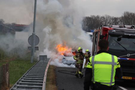 Auto brandt uit op de A59 (Maasroute) Waalwijk