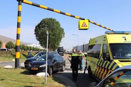 Twee auto’s botsen op elkaar op kruising aan de Kleiweg Waalwijk