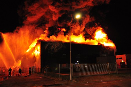 Zeer grote brand aan de Spuiweg Waalwijk