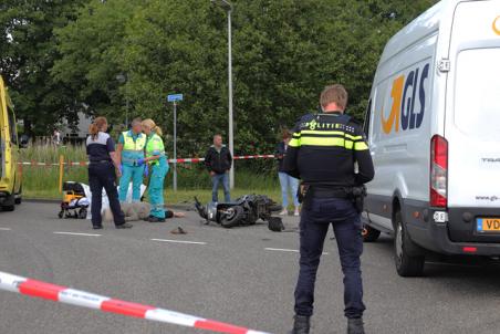 Vrouw op scooter raakt gewond na botsing met bestelbus aan de Elzenweg Waalwijk