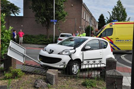 Twee gewonden bij ongeluk op kruising in Waalwijk