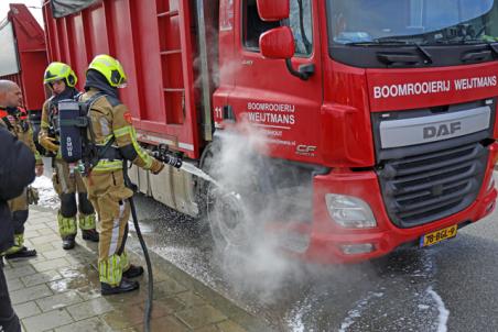 Vastgelopen remmen zorgen voor brand in vrachtwagen aan de Prof. van ’t Hoffweg Waalwijk