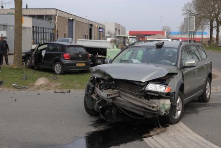 Persoon gewond na flinke aanrijding op kruising aan de Sluisweg Waalwijk