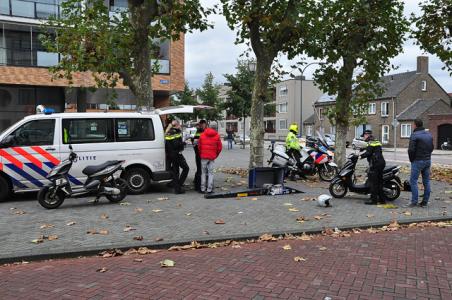 Scootercontrole door politie in centrum Waalwijk
