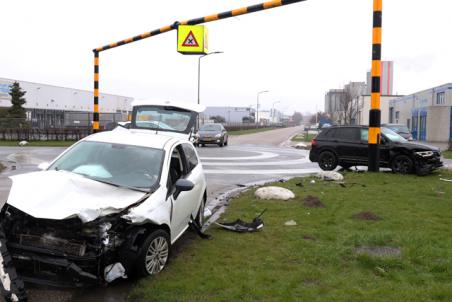 Twee auto’s botsen op elkaar op kruising aan de Kleiweg Waalwijk