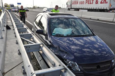 Auto klapt tegen vangrail op de A59 (Maasroute) Waalwijk