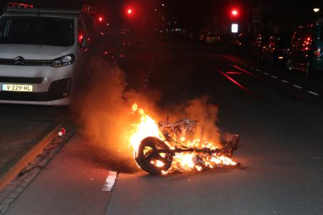 Scooter gaat in vlammen op aan de Putstraat Waalwijk