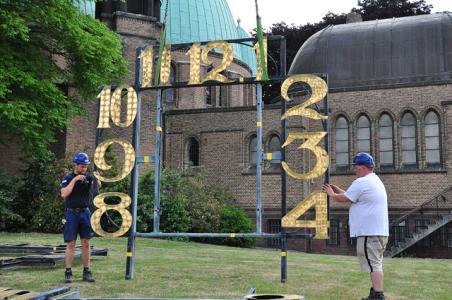 Sint Jansplein enige tijd afgesloten door verwijderen uurwerk kerk Sint Jan de Doper