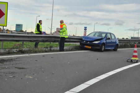 Auto botst tegen vangrail A59 bij Waalwijk