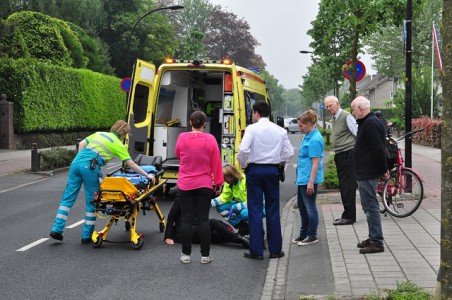 Vrouw valt hard van haar fiets aan de Burg. Smeelelaan Waalwijk