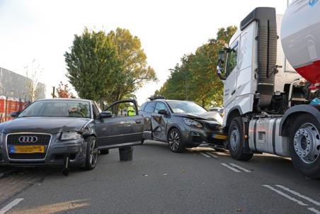 Twee gewonden bij botsing met tankwagen op Sluisweg Waalwijk
