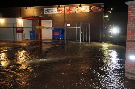 Waterleiding gesprongen in Waalwijk: straat achter moskee staat blank