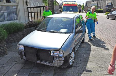 Vrouw gaat café binnen na aanrijding aan de Grotestraat Waalwijk