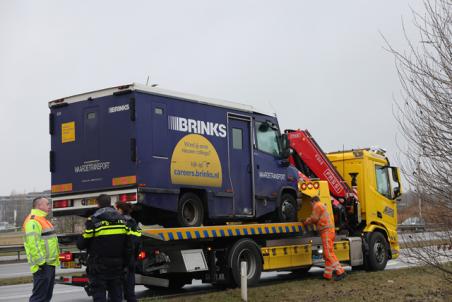 Politie bewaakt gestrande geldwagen op Midden-Brabantweg Waalwijk