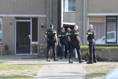 Zeven politieauto&#039;s en helikopter naar huis in Waalwijk voor man die met legaal speelgoedwapen in eigen achtertuin zit