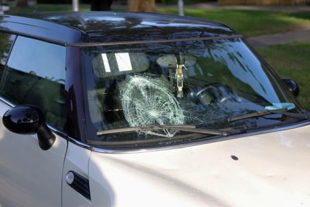 Man op elektrische step botst op auto in Waalwijk, bestuurder blijft ongedeerd